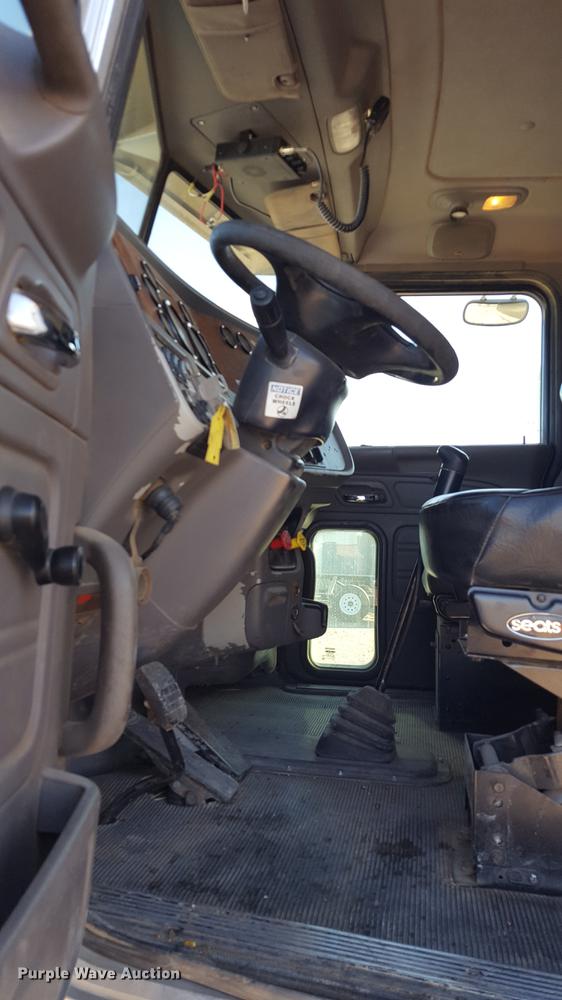 image for item EN9527 2007 Peterbilt 378 semi truck