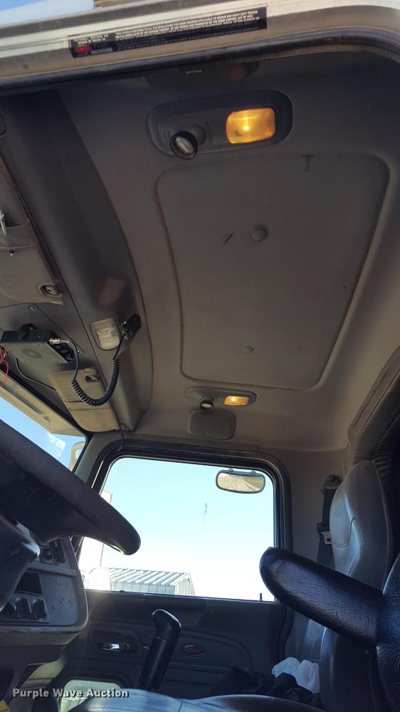 image for item EN9527 2007 Peterbilt 378 semi truck