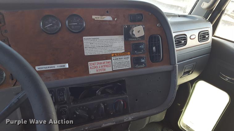 image for item EN9527 2007 Peterbilt 378 semi truck