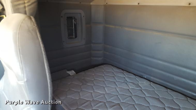 image for item EN9527 2007 Peterbilt 378 semi truck