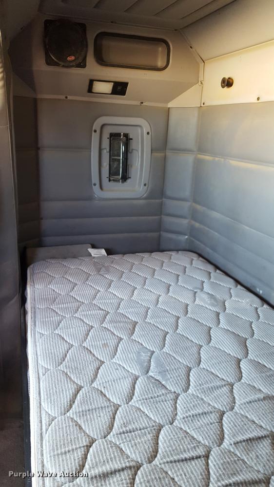 image for item EN9527 2007 Peterbilt 378 semi truck