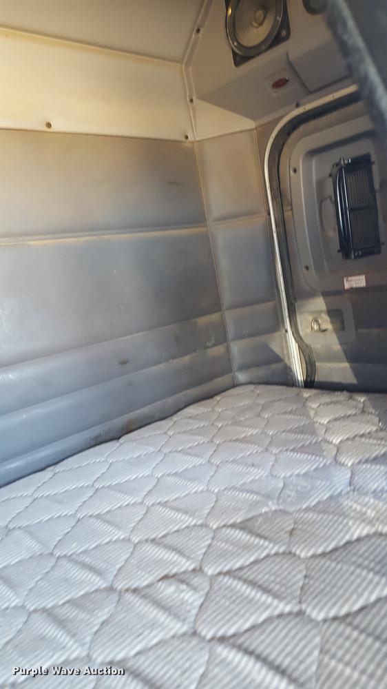 image for item EN9527 2007 Peterbilt 378 semi truck