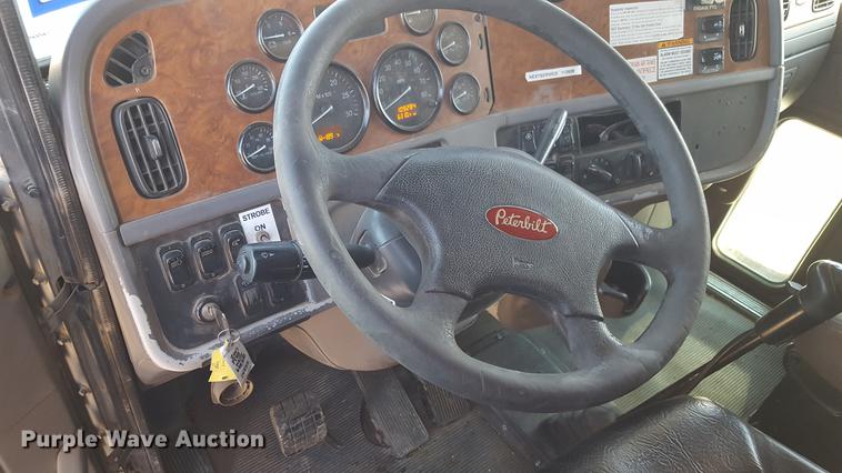 image for item EN9527 2007 Peterbilt 378 semi truck