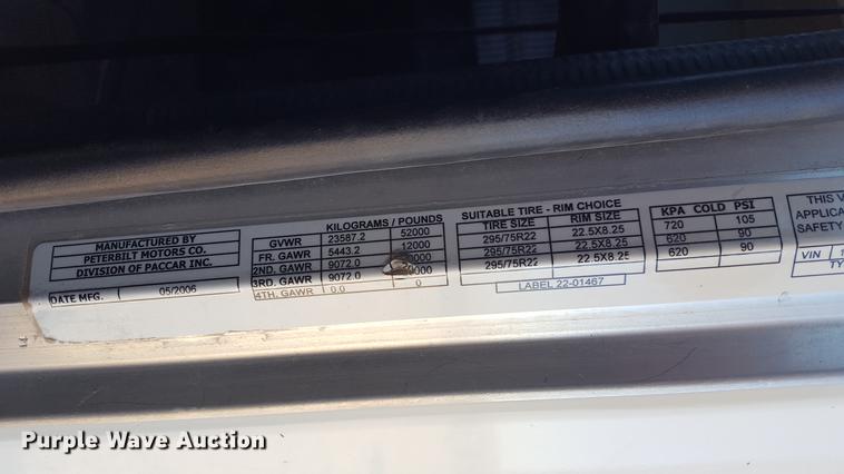 image for item EN9527 2007 Peterbilt 378 semi truck