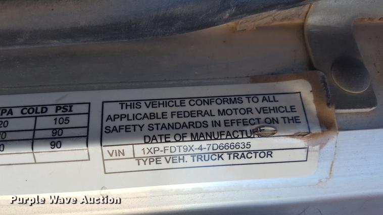 image for item EN9527 2007 Peterbilt 378 semi truck