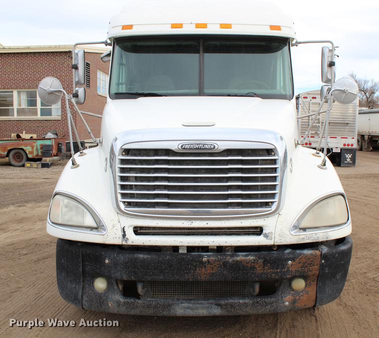 image for item DB6606 2004 Freightliner Columbia semi truck