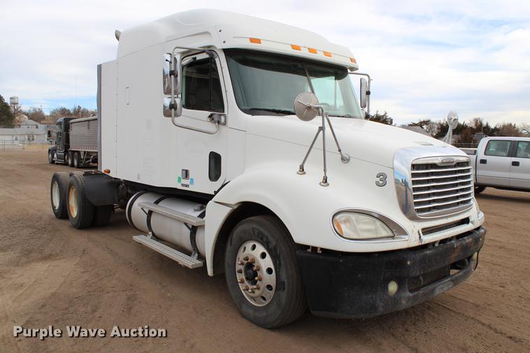 image for item DB6606 2004 Freightliner Columbia semi truck