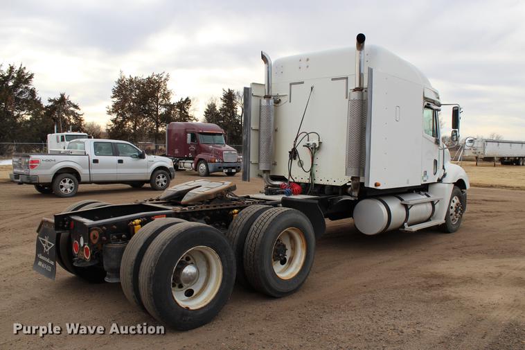 image for item DB6606 2004 Freightliner Columbia semi truck