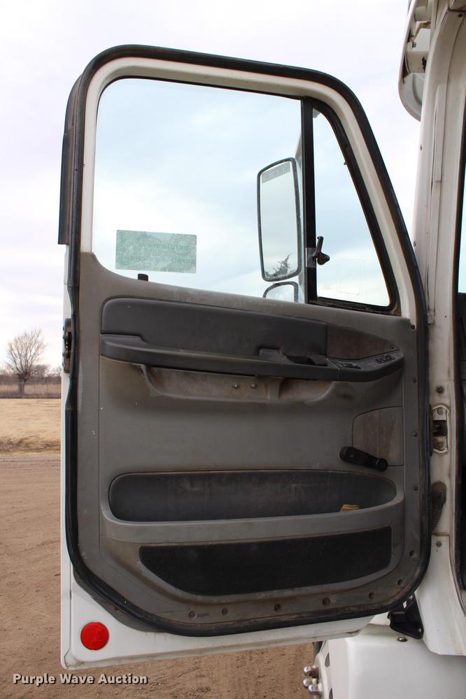 image for item DB6606 2004 Freightliner Columbia semi truck