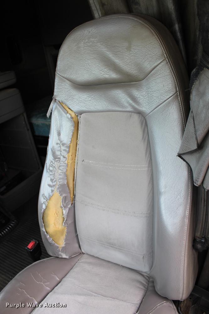 image for item DB6606 2004 Freightliner Columbia semi truck