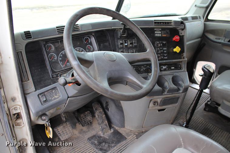 image for item DB6606 2004 Freightliner Columbia semi truck