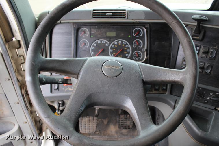 image for item DB6606 2004 Freightliner Columbia semi truck