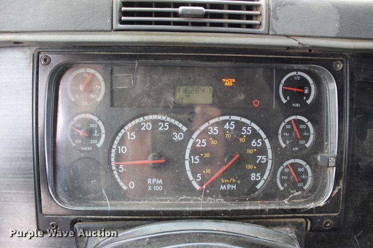 image for item DB6606 2004 Freightliner Columbia semi truck