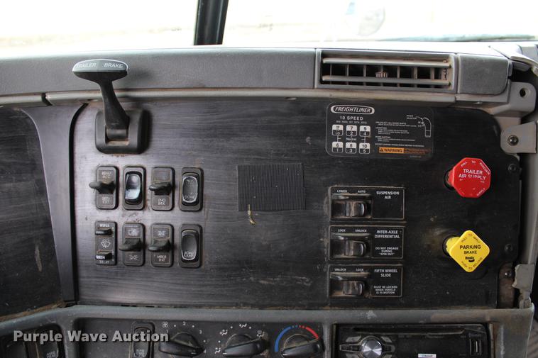 image for item DB6606 2004 Freightliner Columbia semi truck