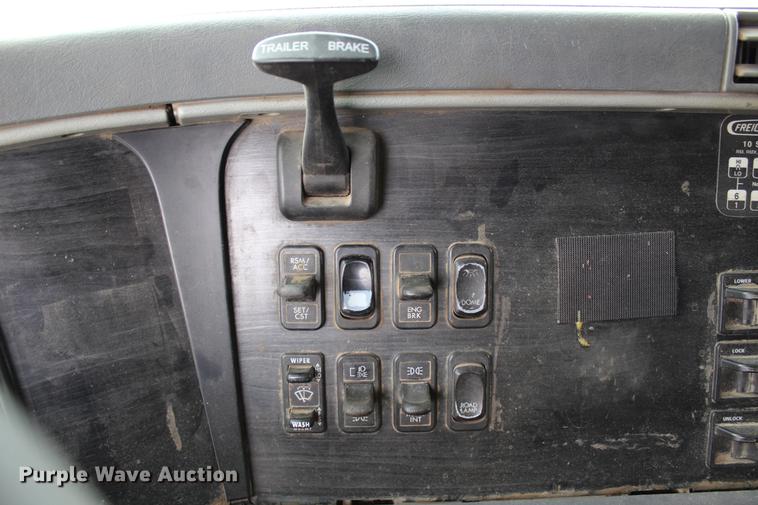 image for item DB6606 2004 Freightliner Columbia semi truck