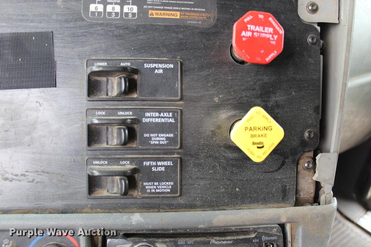 image for item DB6606 2004 Freightliner Columbia semi truck