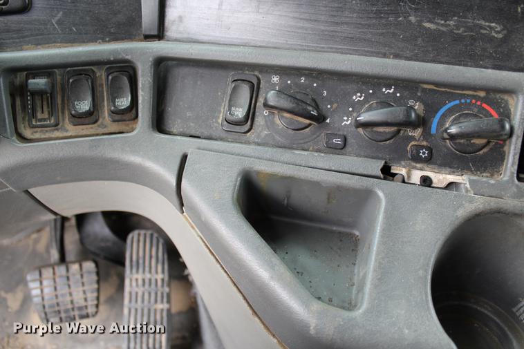 image for item DB6606 2004 Freightliner Columbia semi truck