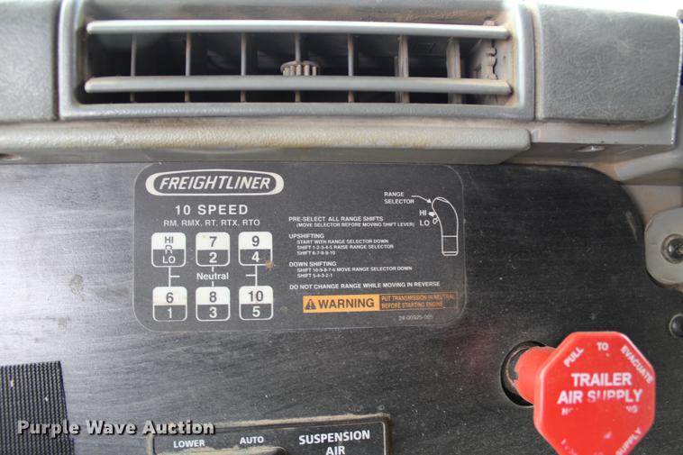 image for item DB6606 2004 Freightliner Columbia semi truck