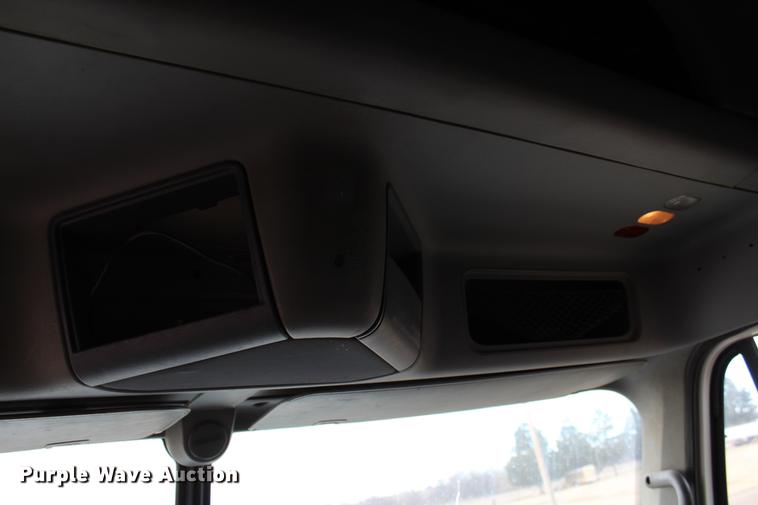 image for item DB6606 2004 Freightliner Columbia semi truck