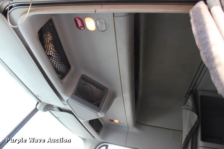 image for item DB6606 2004 Freightliner Columbia semi truck