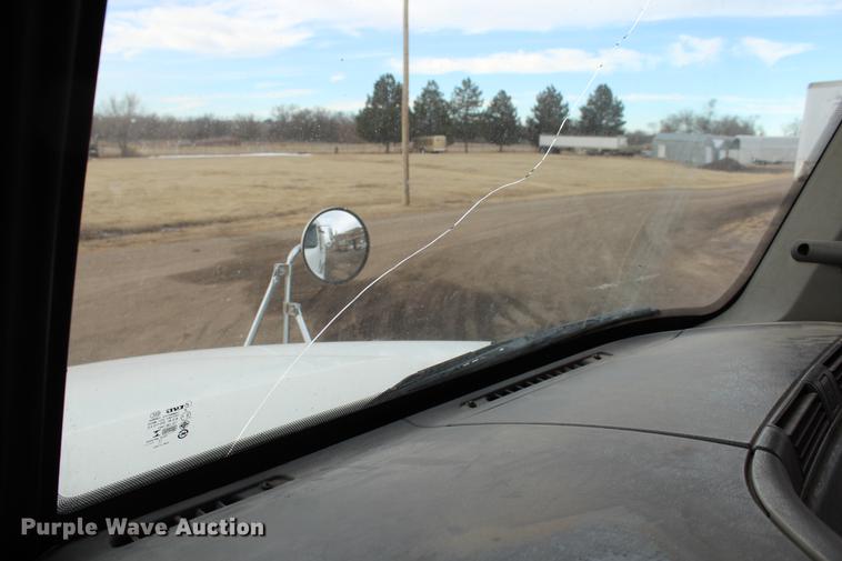 image for item DB6606 2004 Freightliner Columbia semi truck