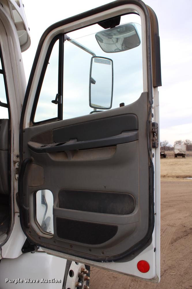 image for item DB6606 2004 Freightliner Columbia semi truck