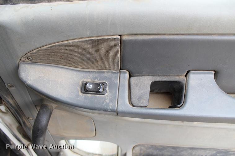 image for item DB6606 2004 Freightliner Columbia semi truck