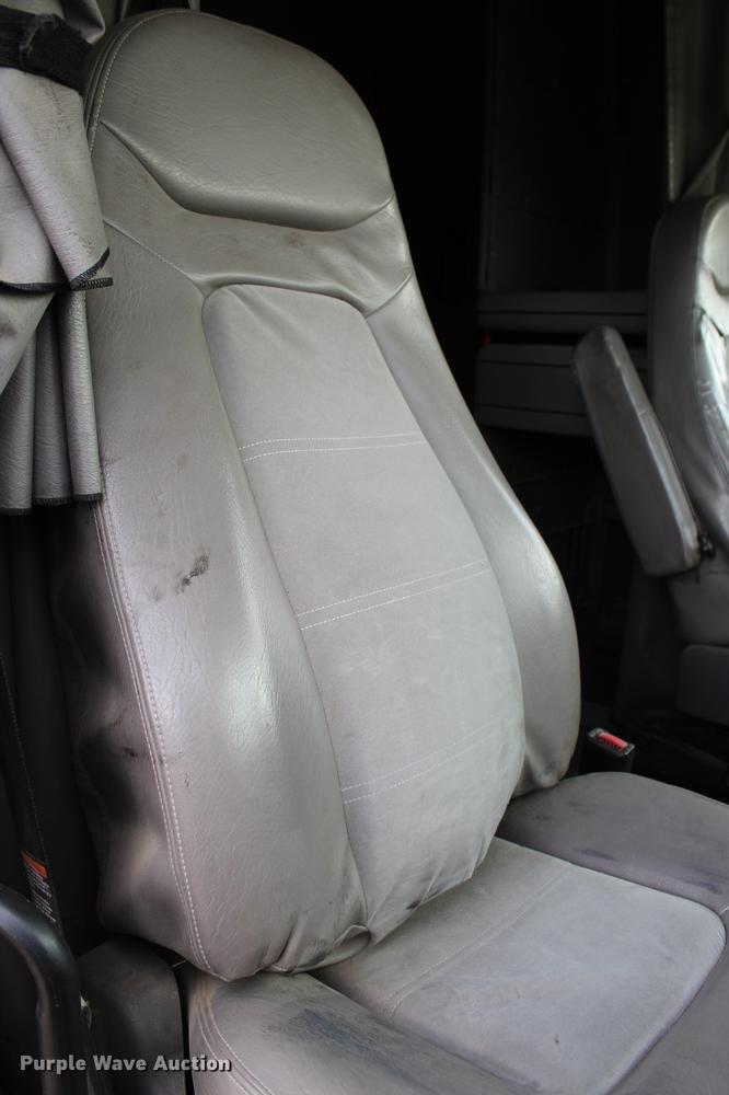 image for item DB6606 2004 Freightliner Columbia semi truck