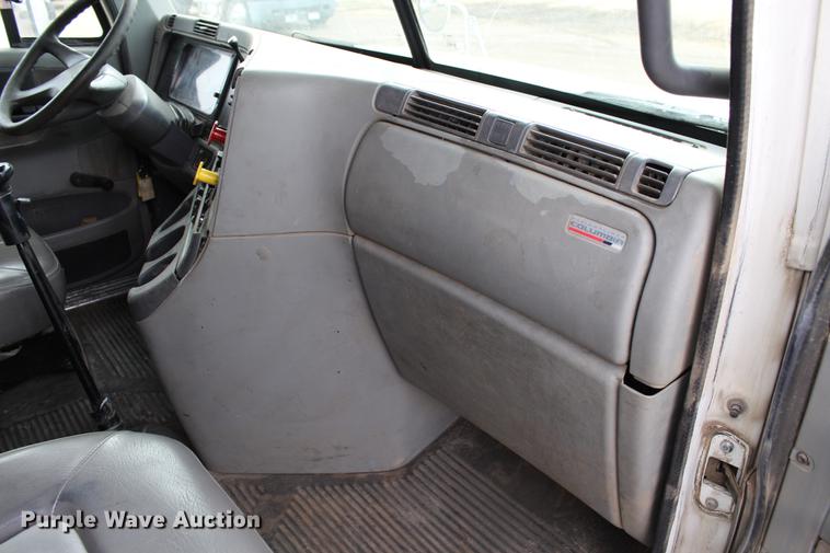 image for item DB6606 2004 Freightliner Columbia semi truck