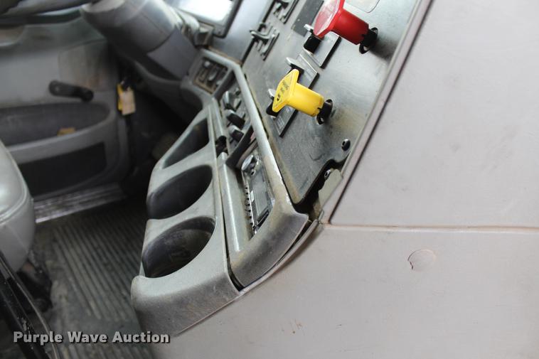 image for item DB6606 2004 Freightliner Columbia semi truck