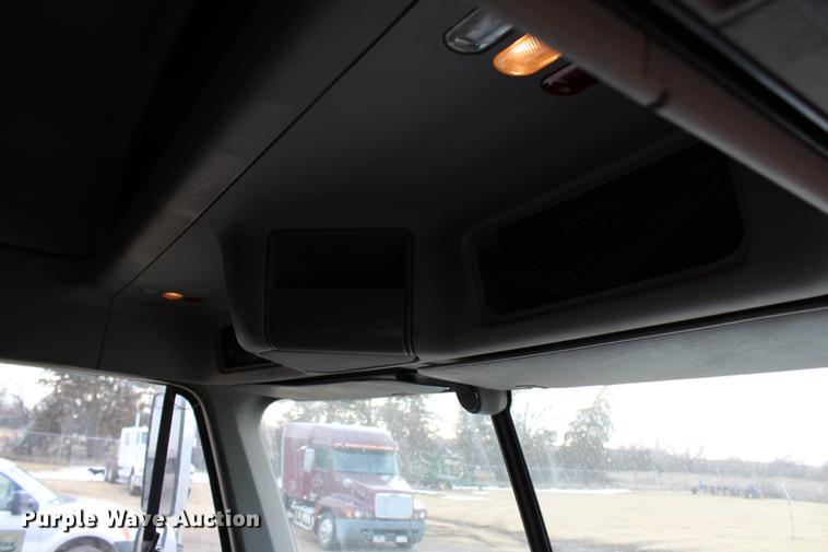 image for item DB6606 2004 Freightliner Columbia semi truck