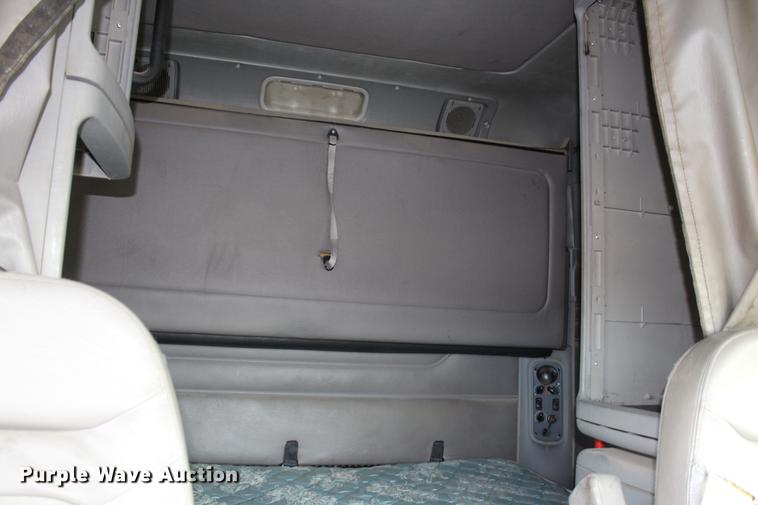 image for item DB6606 2004 Freightliner Columbia semi truck