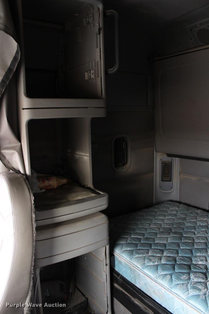 image for item DB6606 2004 Freightliner Columbia semi truck