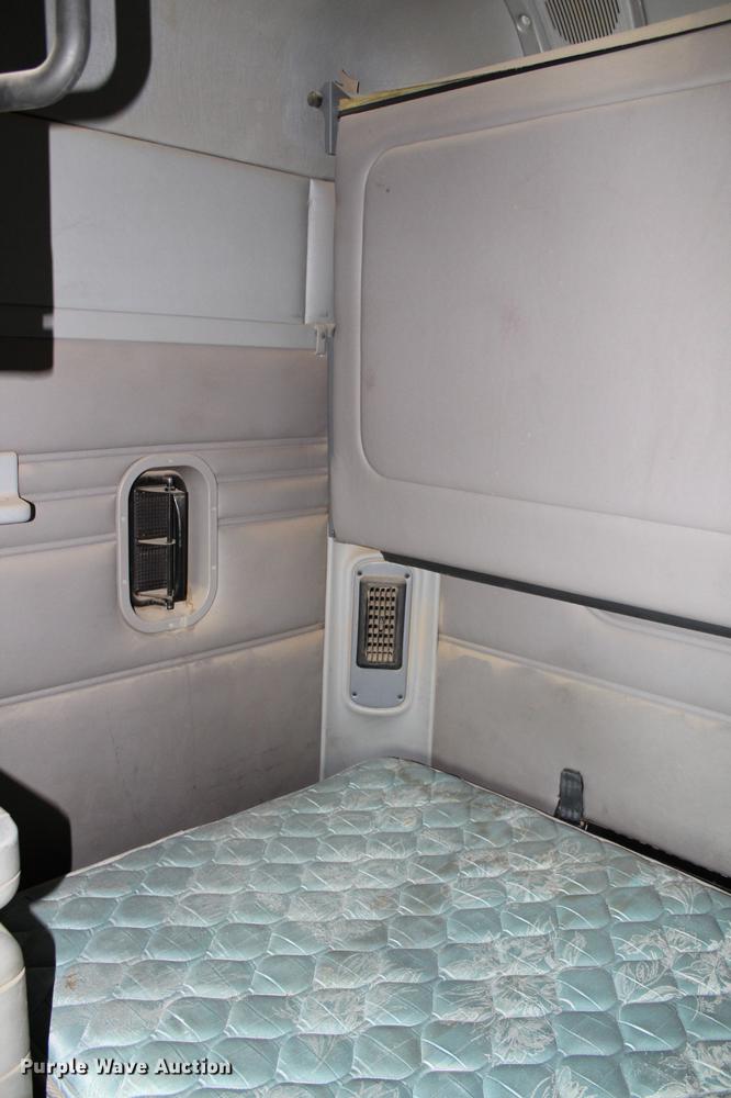 image for item DB6606 2004 Freightliner Columbia semi truck