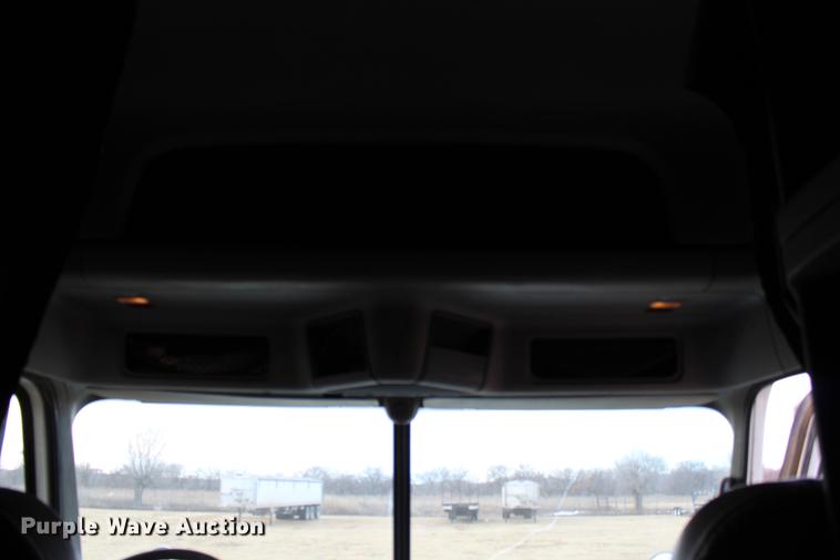 image for item DB6606 2004 Freightliner Columbia semi truck