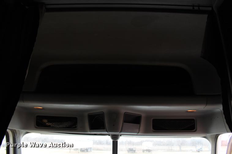 image for item DB6606 2004 Freightliner Columbia semi truck