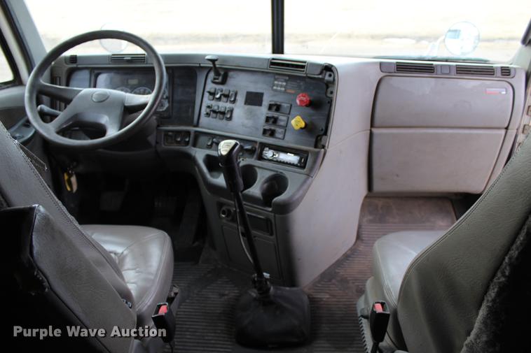 image for item DB6606 2004 Freightliner Columbia semi truck