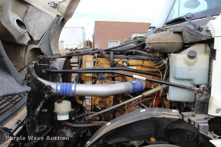 image for item DB6606 2004 Freightliner Columbia semi truck