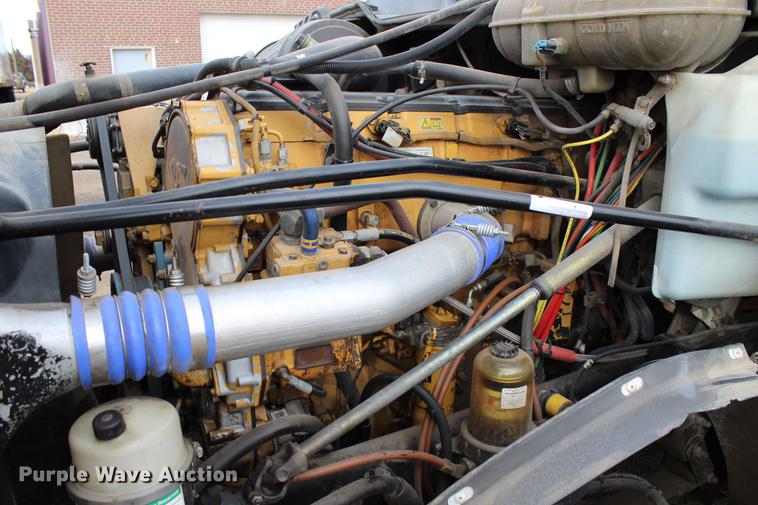 image for item DB6606 2004 Freightliner Columbia semi truck