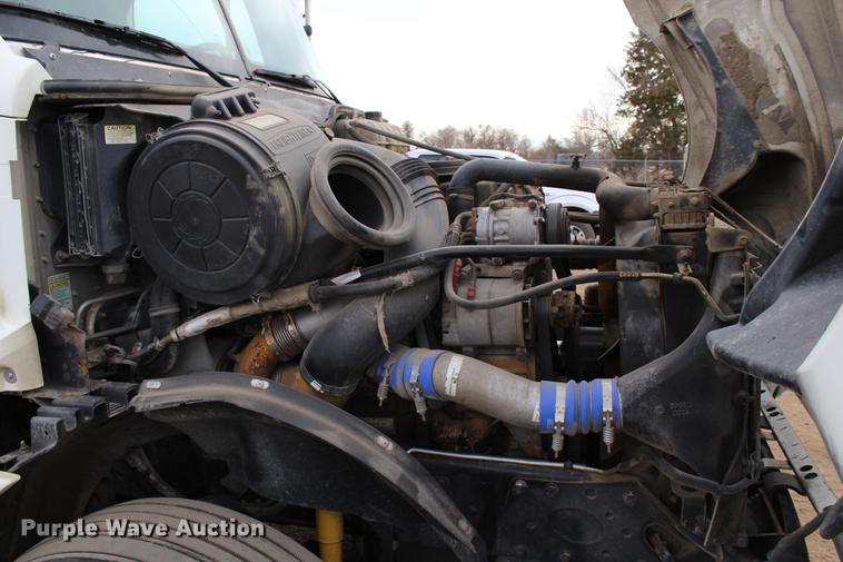 image for item DB6606 2004 Freightliner Columbia semi truck