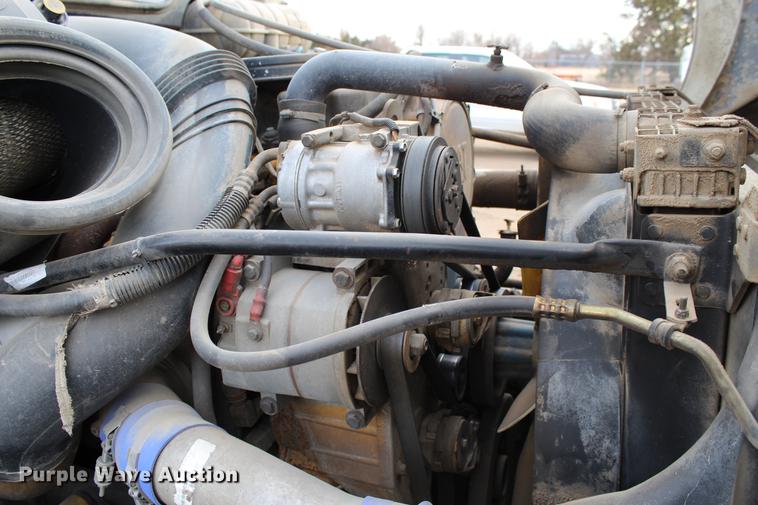 image for item DB6606 2004 Freightliner Columbia semi truck