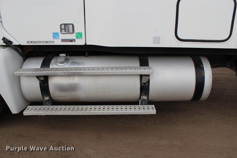 image for item DB6606 2004 Freightliner Columbia semi truck