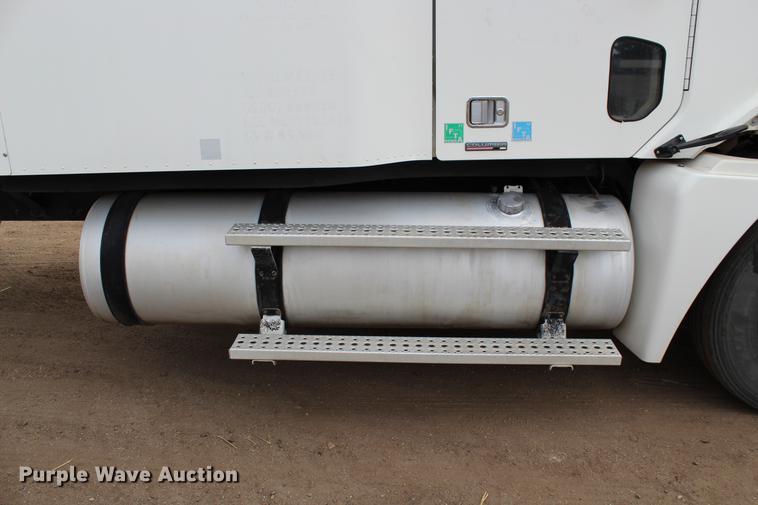 image for item DB6606 2004 Freightliner Columbia semi truck