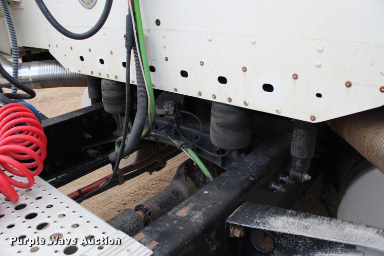 image for item DB6606 2004 Freightliner Columbia semi truck