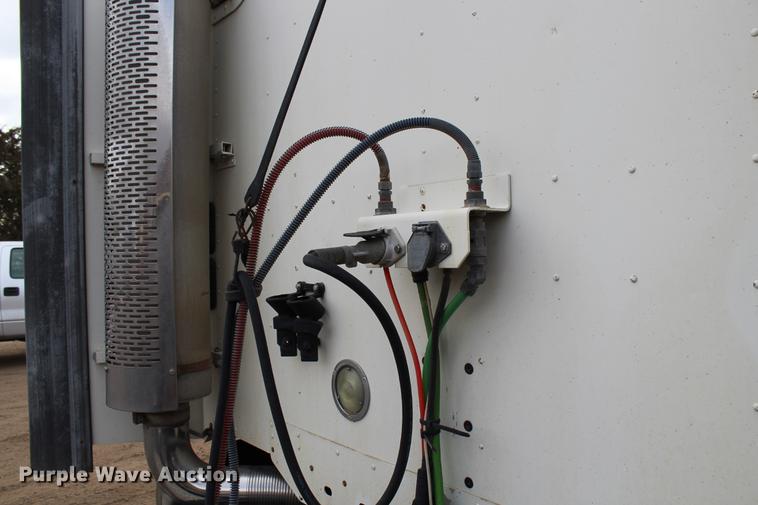 image for item DB6606 2004 Freightliner Columbia semi truck