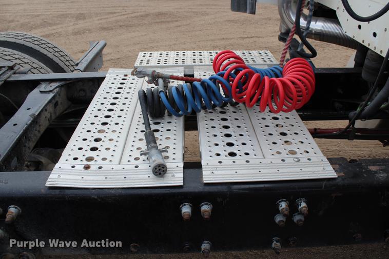 image for item DB6606 2004 Freightliner Columbia semi truck