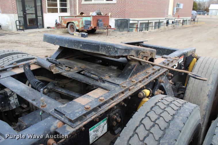 image for item DB6606 2004 Freightliner Columbia semi truck