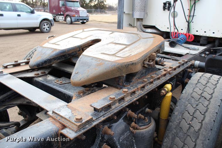 image for item DB6606 2004 Freightliner Columbia semi truck