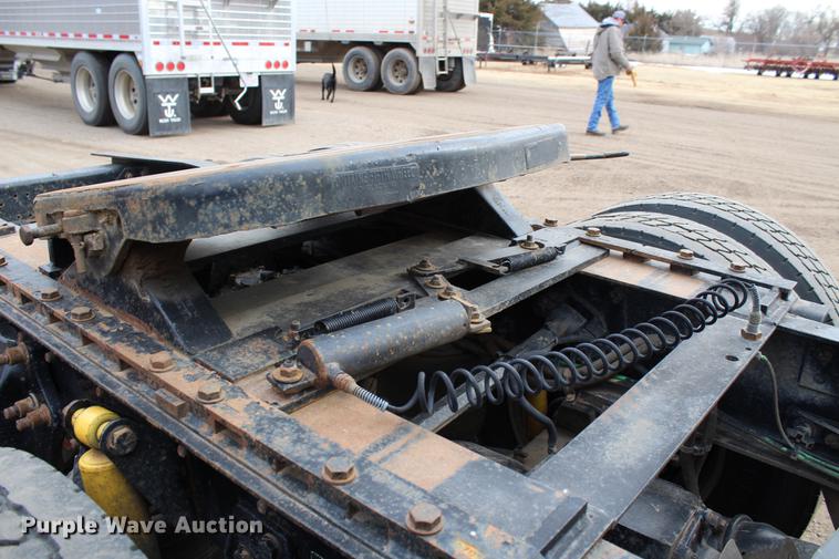 image for item DB6606 2004 Freightliner Columbia semi truck