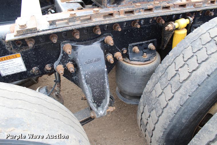 image for item DB6606 2004 Freightliner Columbia semi truck